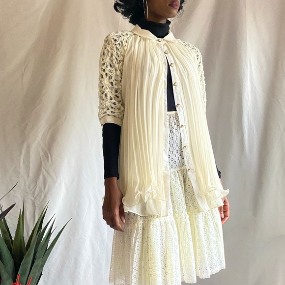 Vintage Off white pleated blouse with pearl buttons - Picture 9 of 17